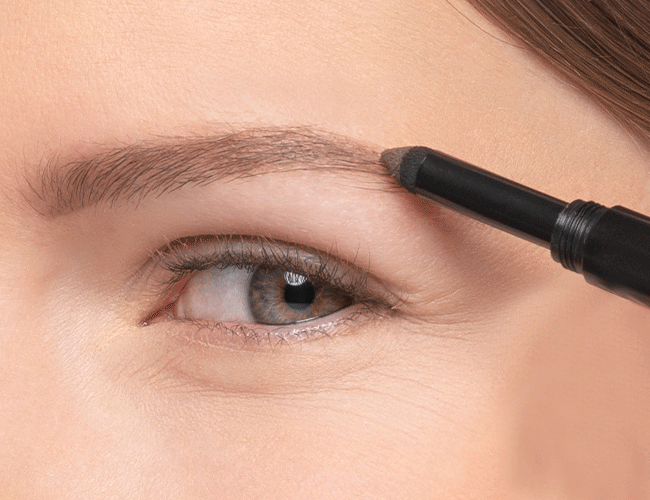 Die Augenbrauen werden mit einem Augenbrauenstift nachgezeichnet