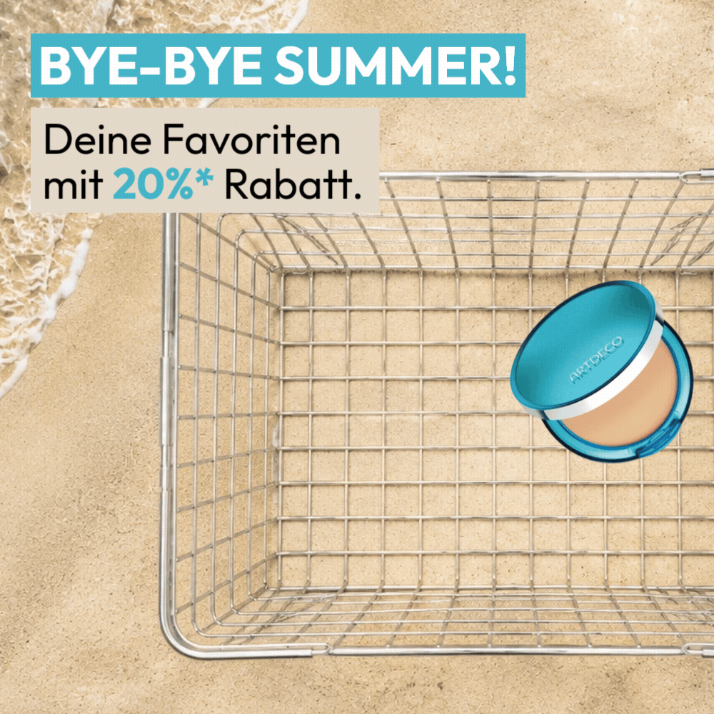 ARTDECO Bye-Bye Summer Sale mit 20 % Rabatt – Make-Up Produkte in einem Einkaufskorb auf sommerlichem Sandhintergrund.