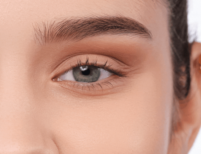 Für dichtere Wimpern wird vor dem Wimperntuschen Kajal auf die obere Wasserlinie aufgetragen.