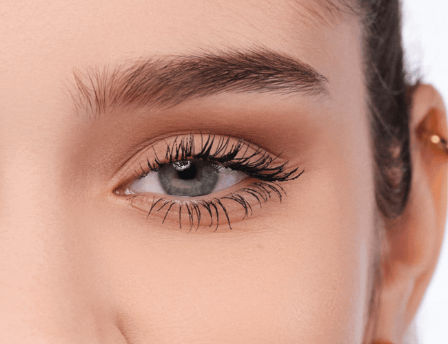 Perfekt getuschte Wimpern mit erkennbarer Verlängerung und Volumen.
