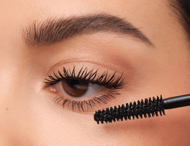 Letzter Schritt, um die Wimpern richtig zu tuschen ist es die Mascara auf die unteren Wimpern aufzutragen. 