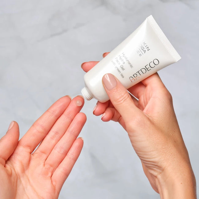 Das Hyaluronic Hydra Face Gel wird auf die Finger aufgetragen um es anschließend auf das Gesicht aufzutragen.