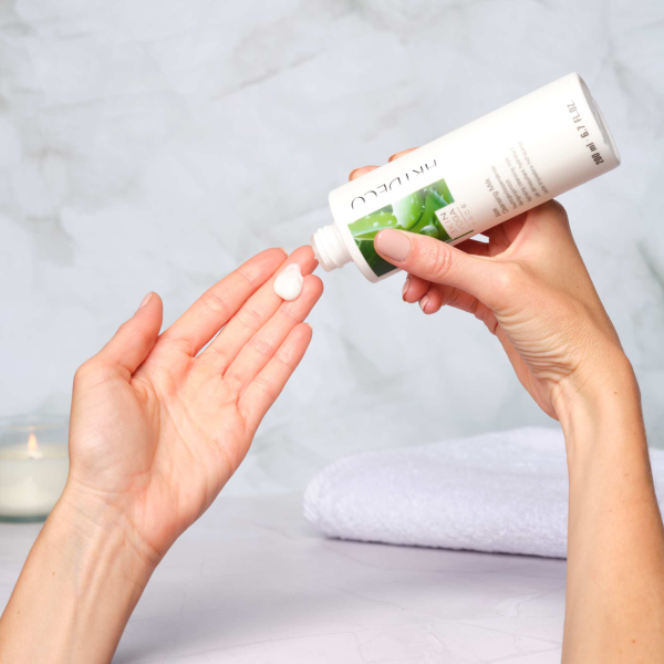 Cleansing Mousse wird auf die Hand aufgetragen.