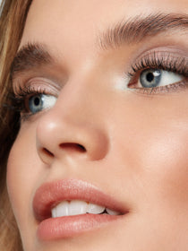 Close-up auf Lidschatten-Look mit blauen Augen